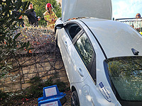 В Хайфе пожарные вызволили женщину из скатившейся с дороги машины