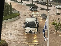 Потоп в Нетании: улицы города превратились в реки, спасатели помогают водителям