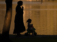 Суд: дедушки и бабушки имеют право общаться с внуками и отказаться от встреч