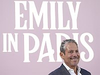 Эммануэль Макрон наградил создателя сериала 