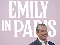 Эммануэль Макрон наградил Даррена Стара создателя сериала Эммануэль Макрон наградил Даррена Стара создателя сериала