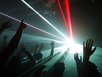 Освещение оказывает сильное влияние на восприятие музыки