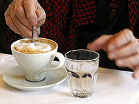 Исследование: чрезмерное употребление кофеина может ослабить кости у пожилых женщин Исследование: чрезмерное употребление кофеина может ослабить кости у пожилых женщин