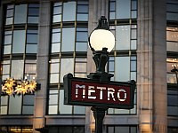 Мужчина напал с ножом на трех женщин в парижском метро