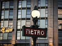 Мужчина напал с ножом на трех женщин в парижском метро