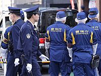 В Японии мужчина в противогазе и с ножом напал на работников завода, множество пострадавших