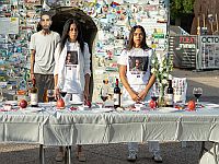 Эйнав Ценгаукер и Илана Грицевски незадолго до освобождения Матана из плена Эйнав Ценгаукер и Илана Грицевски незадолго до освобождения Матана из плена