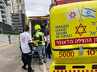 Во время ремонта здания в Тель-Авиве упал рабочий, он в тяжелом состоянии