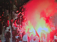 Полиция задержала трех болельщиков во время футбольного матча на стадионе 