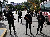 В городах Венесуэлы на улицы вышли вооруженные сторонники Мадуро