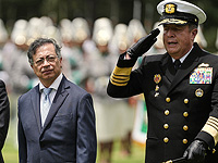 Министр обороны Колумбии Педро Санчес Суарес (справа)  сообщил об усилении охраны президента Густаво Петро (слева)