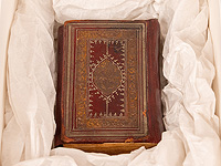 Коран XVIII века, на котором Мамдани принес присягу, выставлен в Публичной библиотеке Нью-Йорка