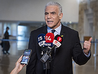 Лапид требует начать расследование против министра финансов за перевод средств 