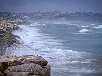 Муниципалитет Тель-Авива призывает не подходить близко к морю на выходных