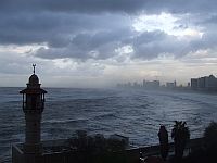 Зимний шторм в Израиле: волны более 6 метров