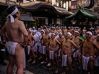 Новогоднее очищение в Токио. Фоторепортаж