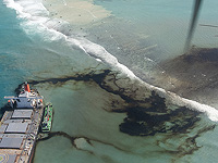 Нефтяные остатки могут переноситься на расстояние более 8000 километров вместе с морским мусором