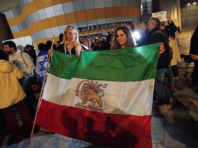 Акция в поддержку иранского народа в Холоне. Фоторепортаж
