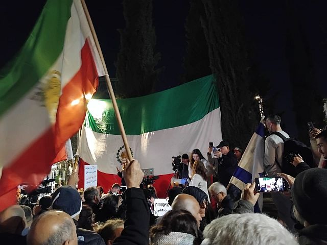 Акция в поддержку иранского народа в Холоне. Фоторепортаж
