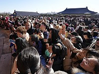 Китаянка попросила в сети помощи с забоем свиней – к ней приехали тысячи гостей