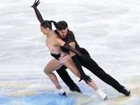 В соревнованиях танцевальных пар после первой программы лидируют французы Лоранс Фурнье Бодри и Гийом Сизерон