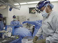 Мужчина, которому год назад пересадили свиную почку, получил человеческий орган