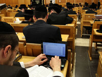 Популярный в соцсетях раввин Гольдберг оказался нейросетевым фейком