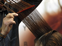 Женщина госпитализирована в тяжелом состоянии после выпрямления волос