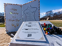 В Вашингтоне установили десятиметровую копию предполагаемого поздравления Трампа Эпштейну