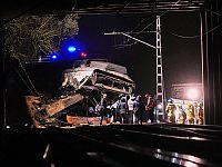 Машинист сошедшего с рельсов поезда под Барселоной умер в больнице