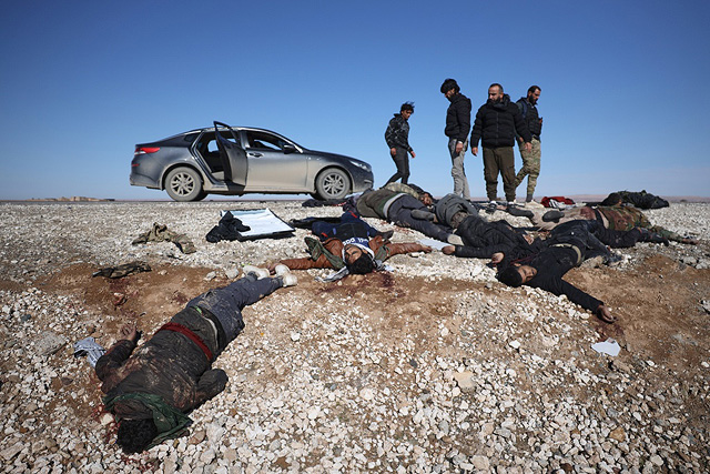 Ополченцы союзные сирийскому правительству осматривают тела отступающих бойцов 