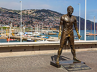 Вандал поджег статую Криштиану Роналду, установленную на его родине