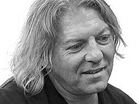 В возрасте 60 лет умер телеведущий Александр Олейников