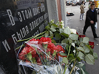 Памятная табличка, повешенная активистами на доме Анны Политковской, вновь сорвана со стены