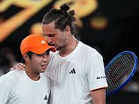 Australian Open: Зверев и Соболенко вышли в полуфиналы, матчи прерывали из-за жары