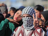 Под флагами Турции и ООП: в Газе поженились более 200 пар. Фоторепортаж