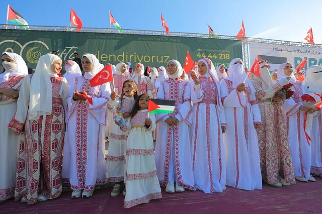 Под флагами Турции и ООП: в Газе поженились более 200 пар. Фоторепортаж