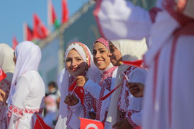 Под флагами Турции и ООП: в Газе поженились более 200 пар. Фоторепортаж
