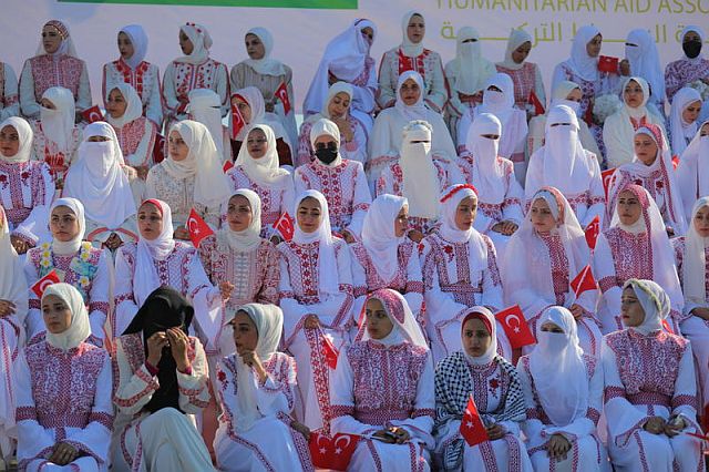 Под флагами Турции и ООП: в Газе поженились более 200 пар. Фоторепортаж