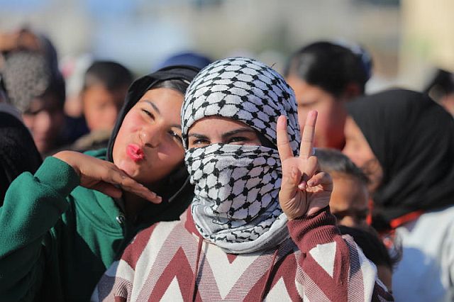 Под флагами Турции и ООП: в Газе поженились более 200 пар. Фоторепортаж