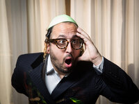 Хасидский певец разбил дорогие очки, чтобы помочь холостякам