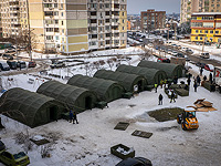 Сотрудники экстренных служб устанавливают палатки, где жители соседних многоквартирных домов могут согреться и переночевать. Киев, 25 января 2026 года. Сотрудники экстренных служб устанавливают палатки, где жители соседних многоквартирных домов могут согреться и переночевать. Киев, 25 января 2026 года.