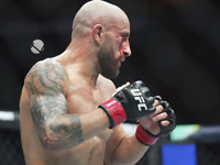 UFC. Александр Волкановски защитил чемпионский пояс