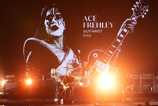 Дафф МакКэган (слева направо), Эндрю Уотт, Чад Смит, Пост Малоун и Слэш исполняют песню 