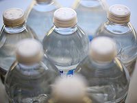 Некоторые виды бутилированной воды содержат меньше микропластика, чем водопроводная