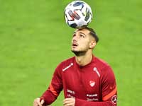 Футбол. В матче Кубка Турции нападающий врезался во вратаря и потерял сознание