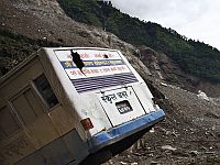 В Непале автобус упал в ущелье, множество погибших