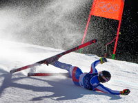 Олимпиада. Скоростной спуск. Французский горнолыжник вылетел с трассы