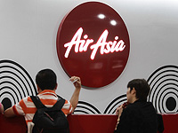 Художник обвиняет AirAsia в использовании его фрески на самолете без согласия