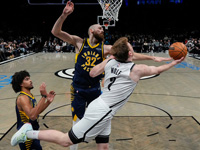 НБА. Денни Вулф набрал 14 очков, Бен Сараф - 12. 